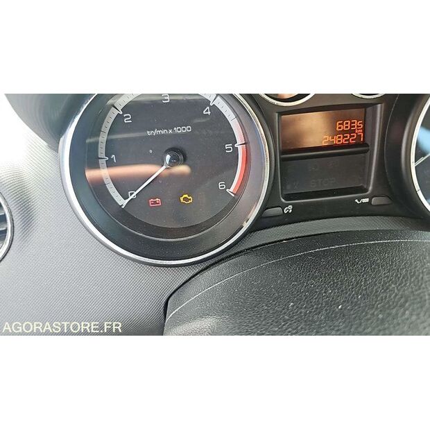 2013 بيجو 308-46746371