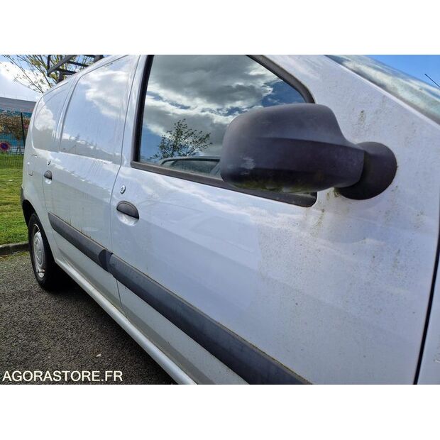 2011 داسيا LOGAN-46747355