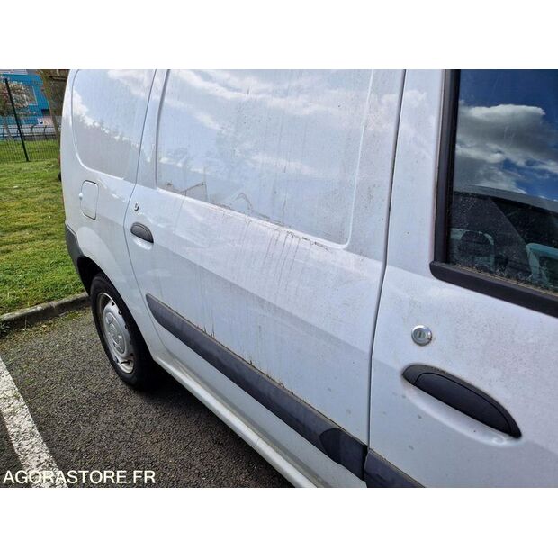 2011 داسيا LOGAN-46747358