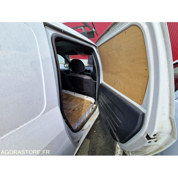 2011 داسيا LOGAN-46747359