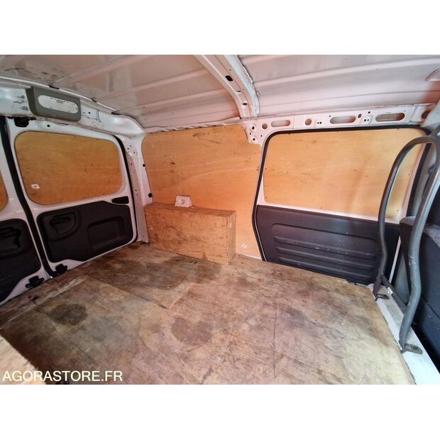 2011 داسيا LOGAN-46747360