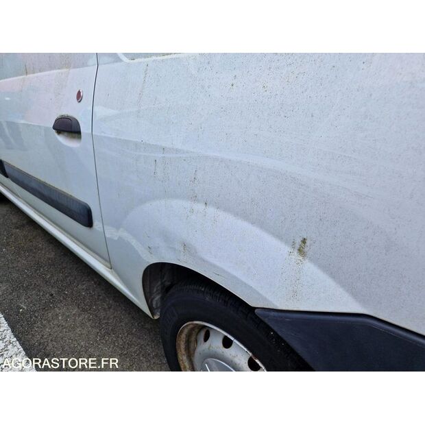 2011 داسيا LOGAN-46747369