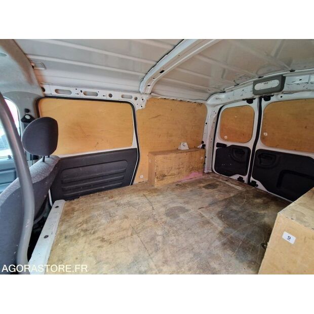 2011 داسيا LOGAN-46747371