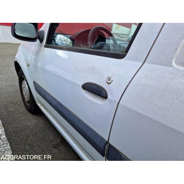 2011 داسيا LOGAN-46747372