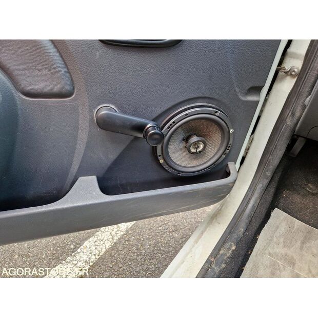 2011 داسيا LOGAN-46747373