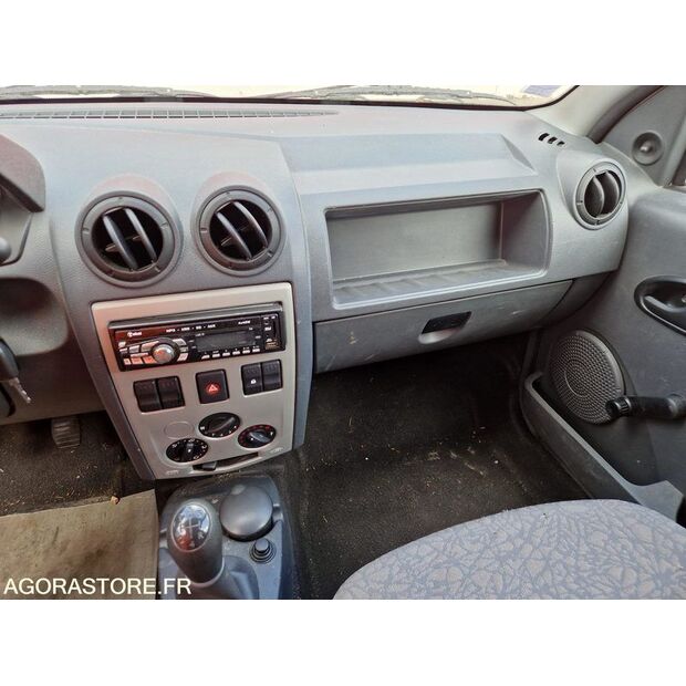 2011 داسيا LOGAN-46747376