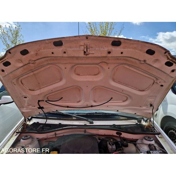 2011 داسيا LOGAN-46747379