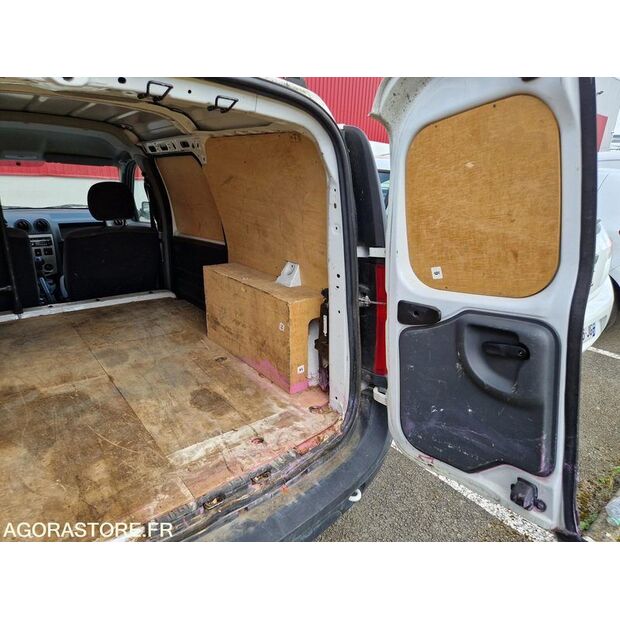 2011 داسيا LOGAN-46747382