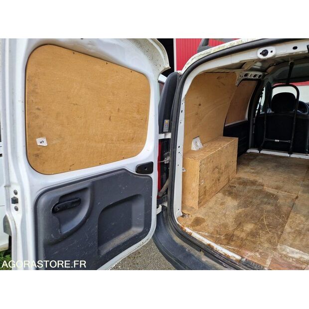 2011 داسيا LOGAN-46747383