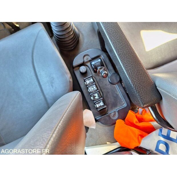 1997 Renault M210-46747390