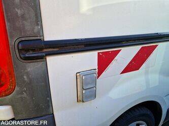 2011-renault-trafic-1444922-46747509