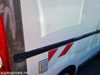 2011-renault-trafic-1444922-46747510