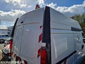 2011-renault-trafic-1444922-46747513