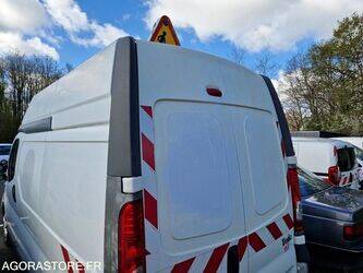 2011-renault-trafic-1444922-46747523