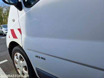 2011-renault-trafic-1444922-46747530