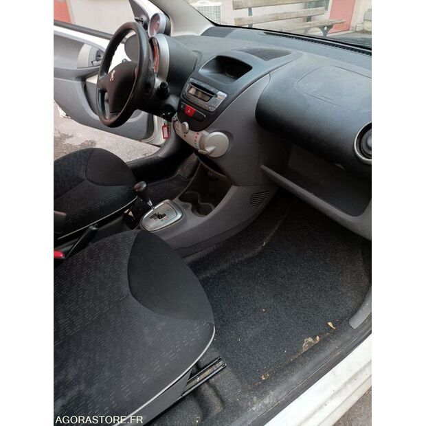 2011 بيجو 107-46748072