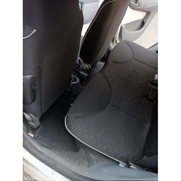 2011 بيجو 107-46748074