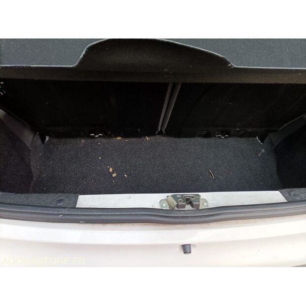 2011 بيجو 107-46748076