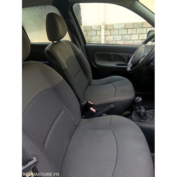 2004 Renault Clio-46748736