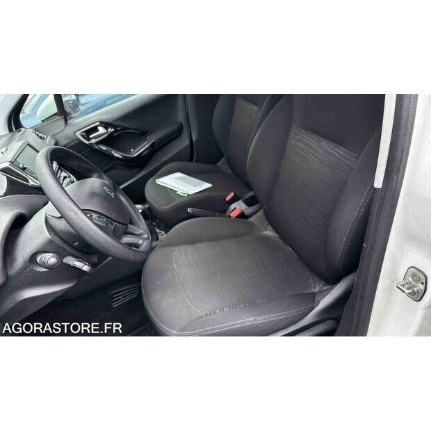 2020 بيجو 208-46748820