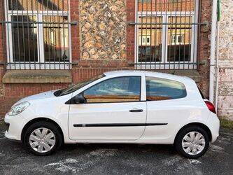 2011-renault-clio-1445405-46768072