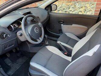 2011-renault-clio-1445405-46768077