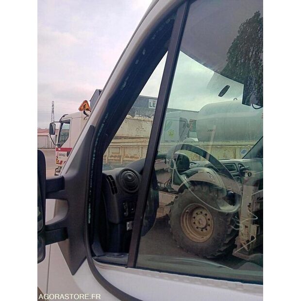 2018 رينو Master-46769671