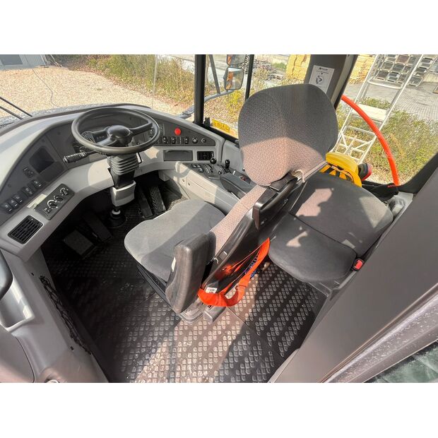 2022 فولفو A30G-46784991