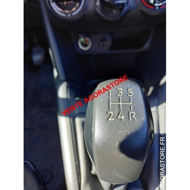 2015 بيجو 208-46796268