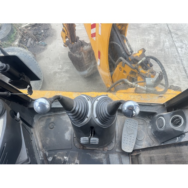 2020 جيه سي بي 3CX-46800249