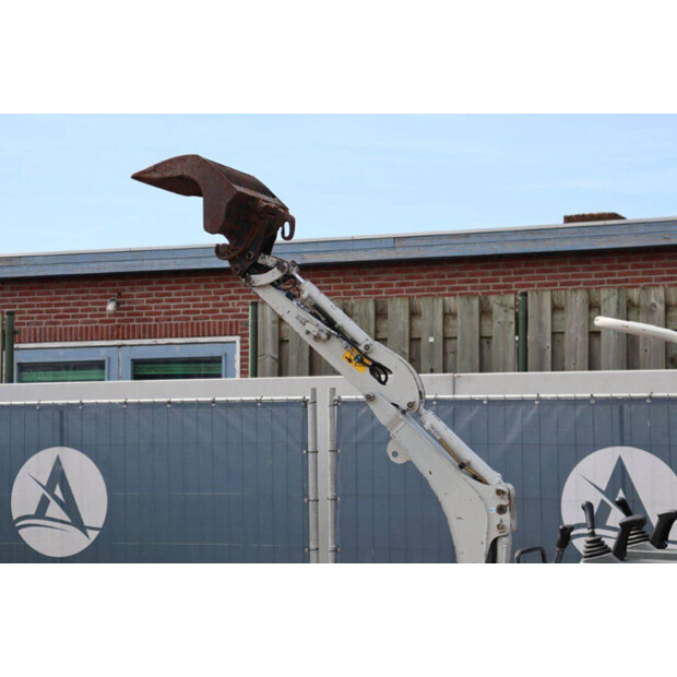 2016 TAKEUCHI TB210R-46804125