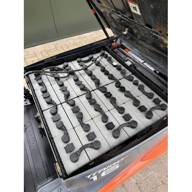 2014 تويوتا 8FBET16-46804463