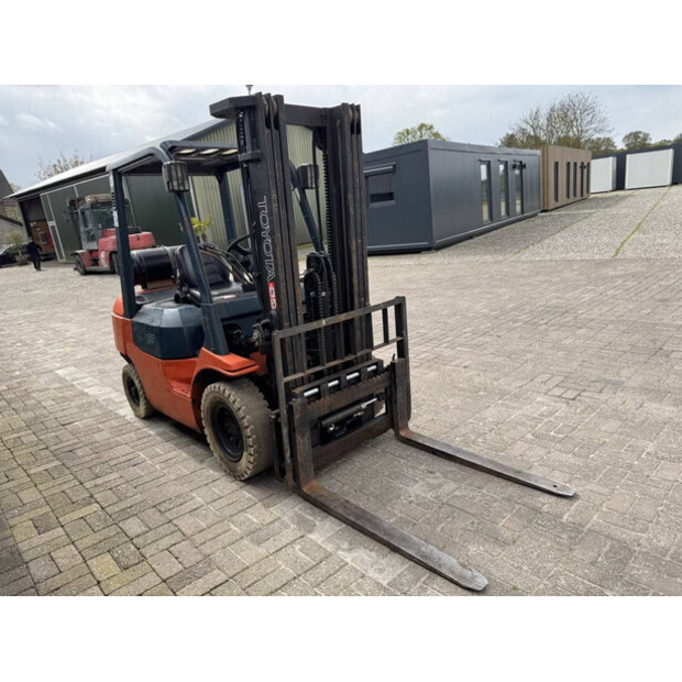 2003 تويوتا 42-7FG25-46804471