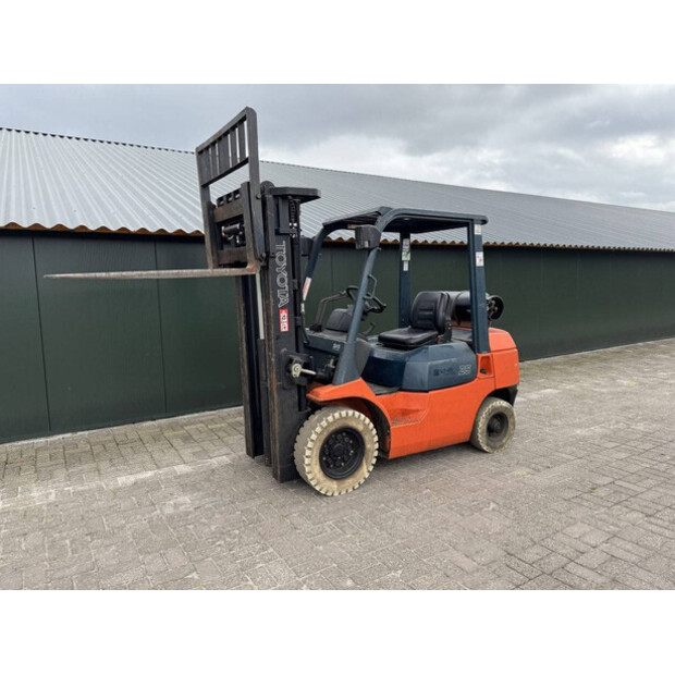 2003 تويوتا 42-7FG25-46804477