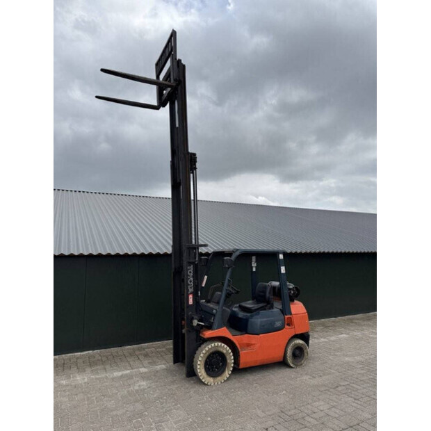 2003 تويوتا 42-7FG25-46804478