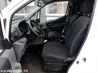 2018-nissan-nv200-1447084-46807543