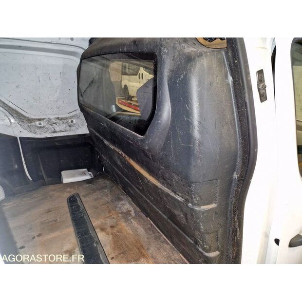 2015 Peugeot PARTNER-46807690