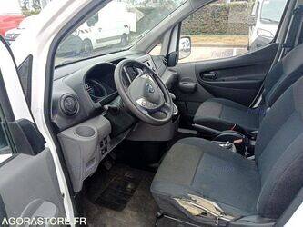 2020-nissan-nv200-1447122-46808215