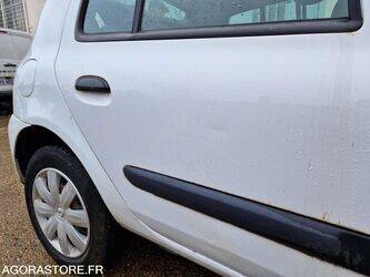 2010-renault-clio-1447135-46808449