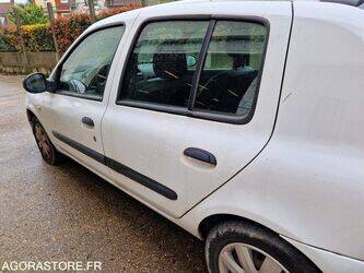 2010-renault-clio-1447135-46808457