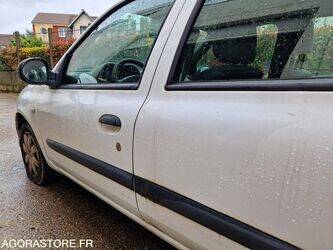 2010-renault-clio-1447135-46808459