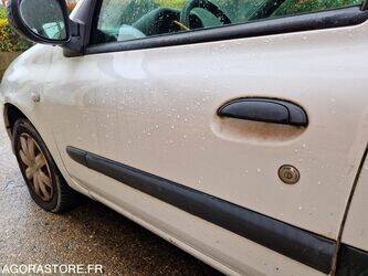 2010-renault-clio-1447135-46808462