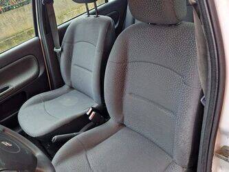 2010-renault-clio-1447135-46808465