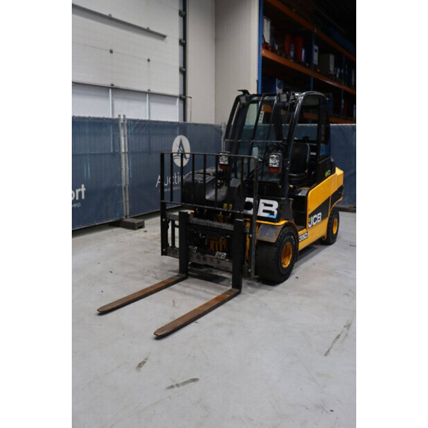 2016 جيه سي بي 35D-46809423