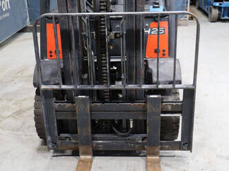 2011-linde-h25t-01-1447192-46810060