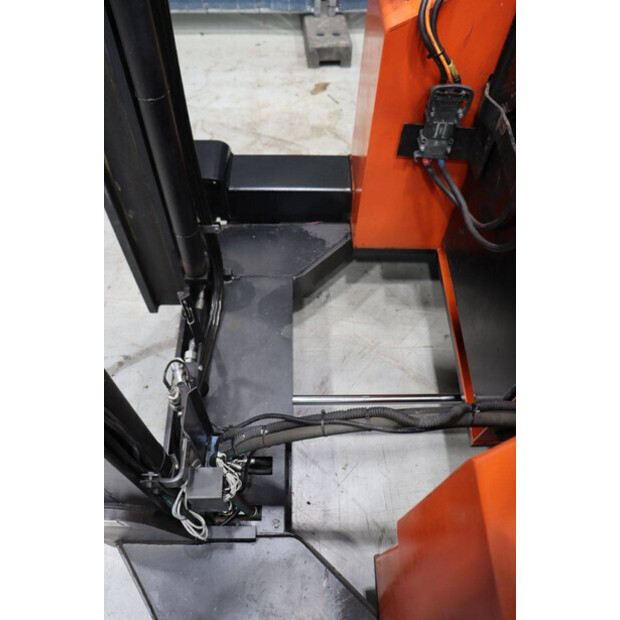 2008 BT FRE270-46810792