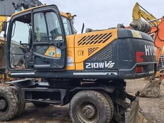 صورة ل حفارات بعجلات 2022 هيونداي R210WVS