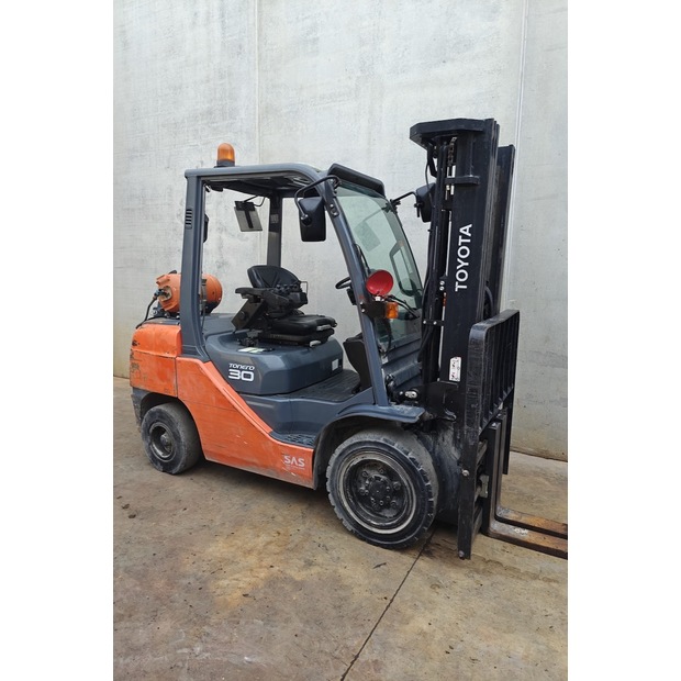 2017 Toyota 02-8FGF30-46848352