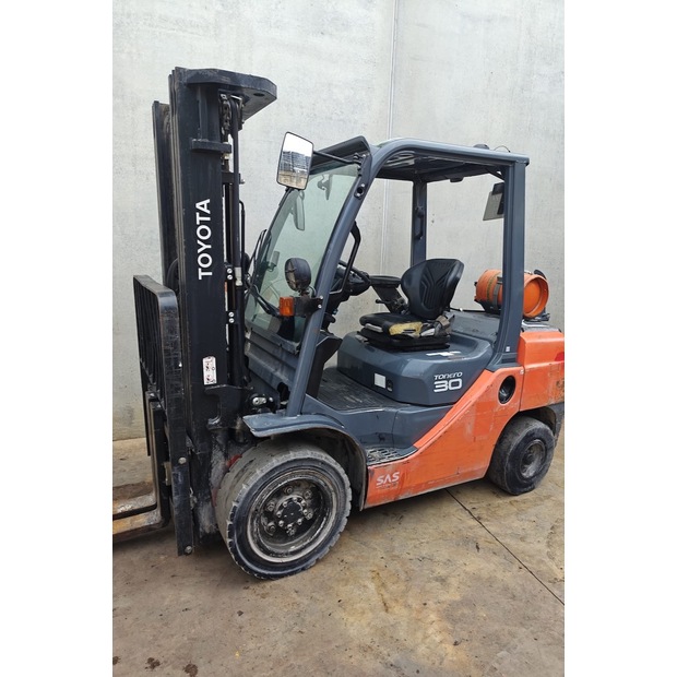 2017 Toyota 02-8FGF30-46848356
