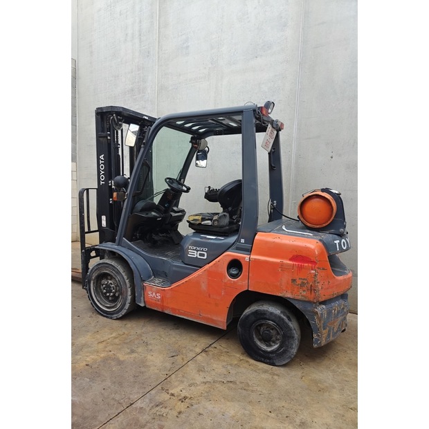 2017 Toyota 02-8FGF30-46848358